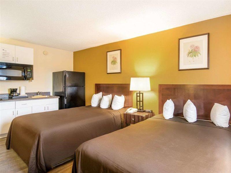 Suburban Studios Chester I-95 Bagian luar foto