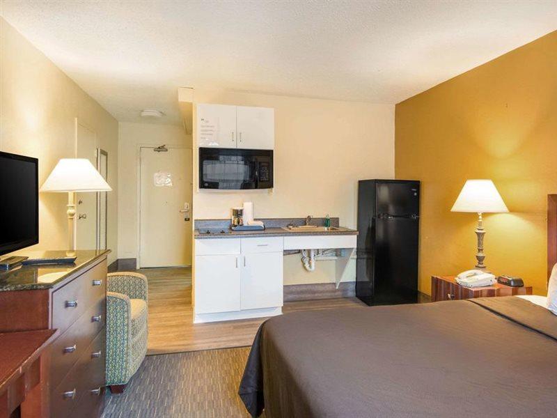 Suburban Studios Chester I-95 Bagian luar foto