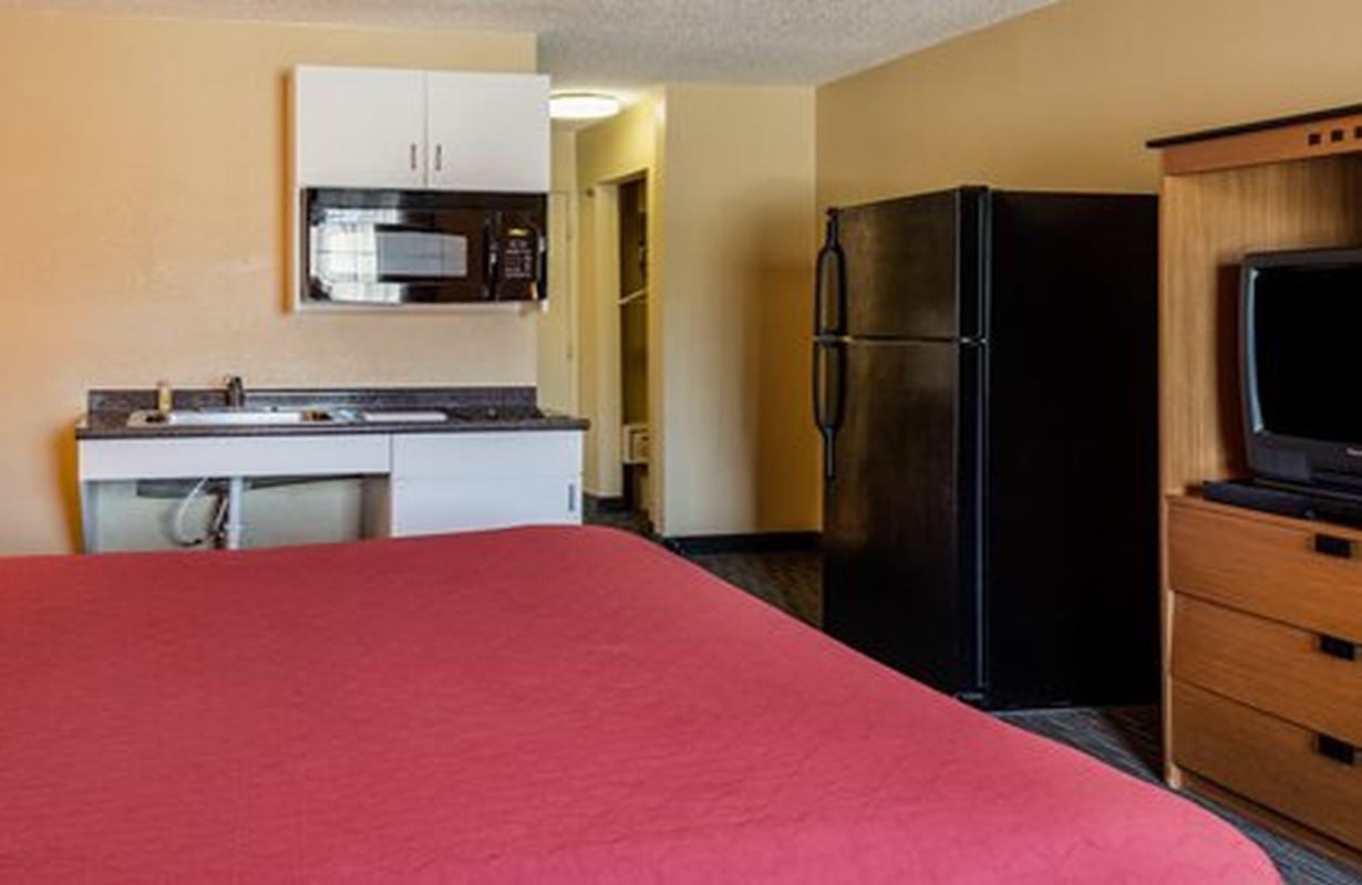 Suburban Studios Chester I-95 Bagian luar foto