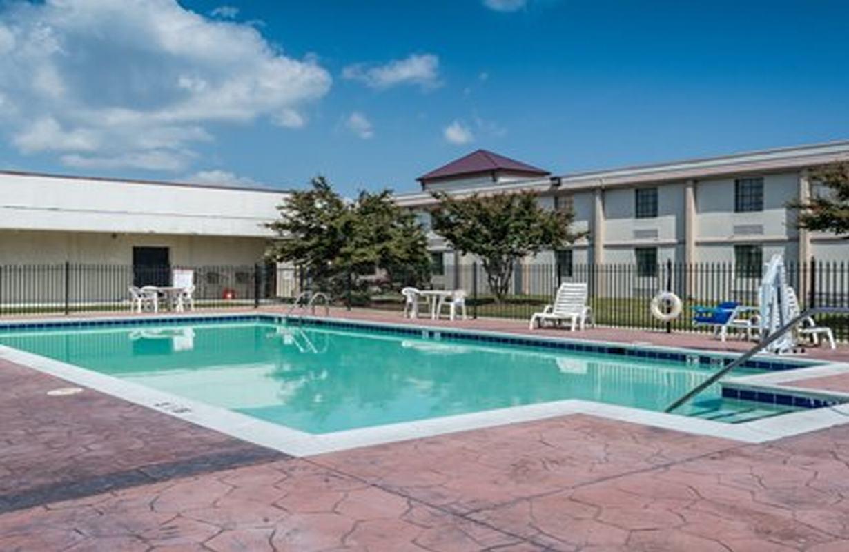 Suburban Studios Chester I-95 Bagian luar foto