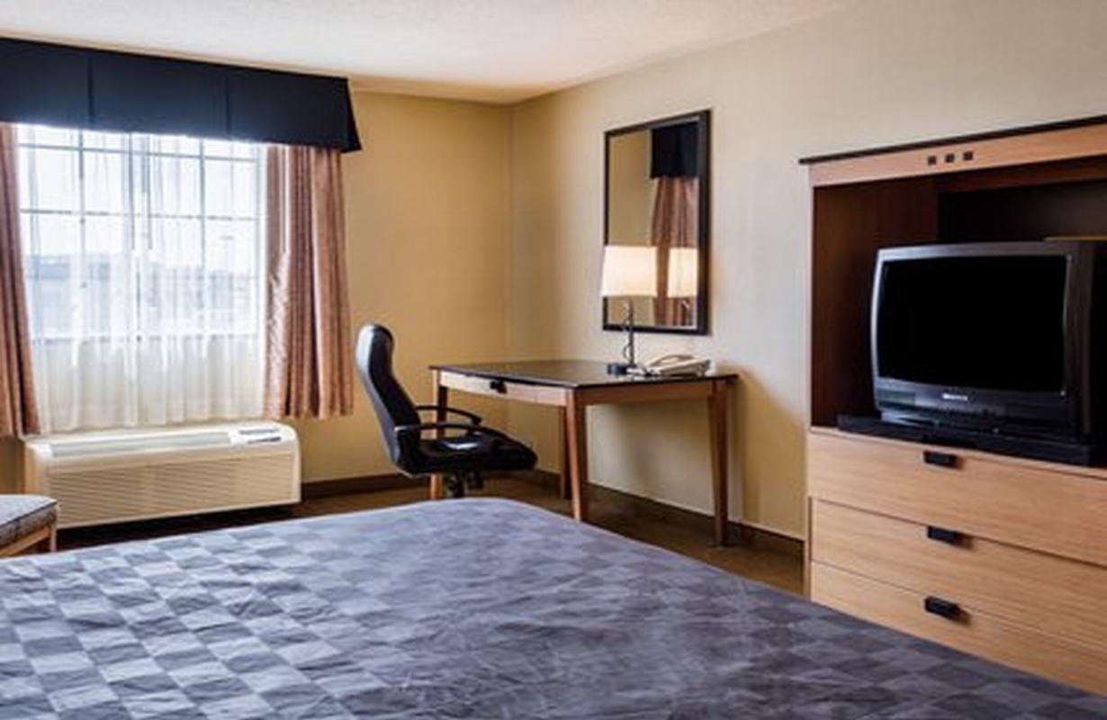 Suburban Studios Chester I-95 Bagian luar foto