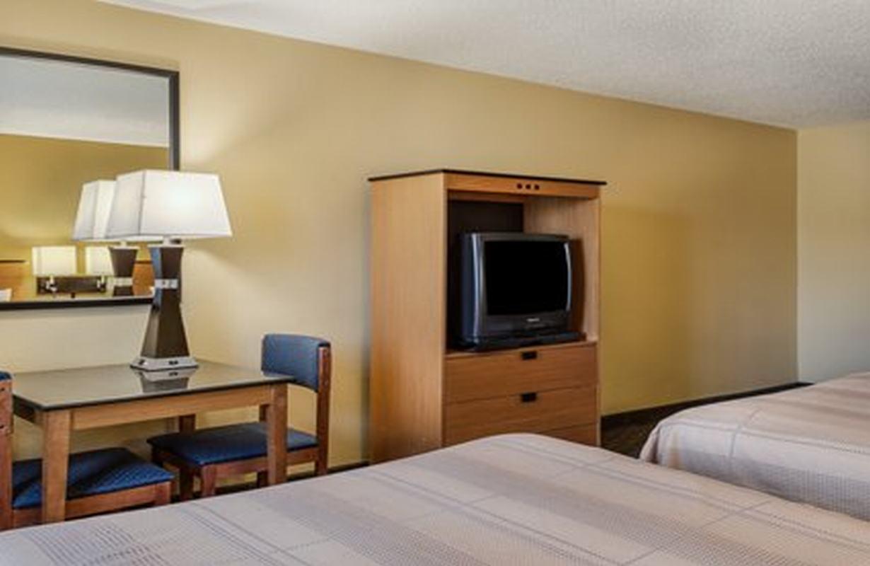 Suburban Studios Chester I-95 Bagian luar foto