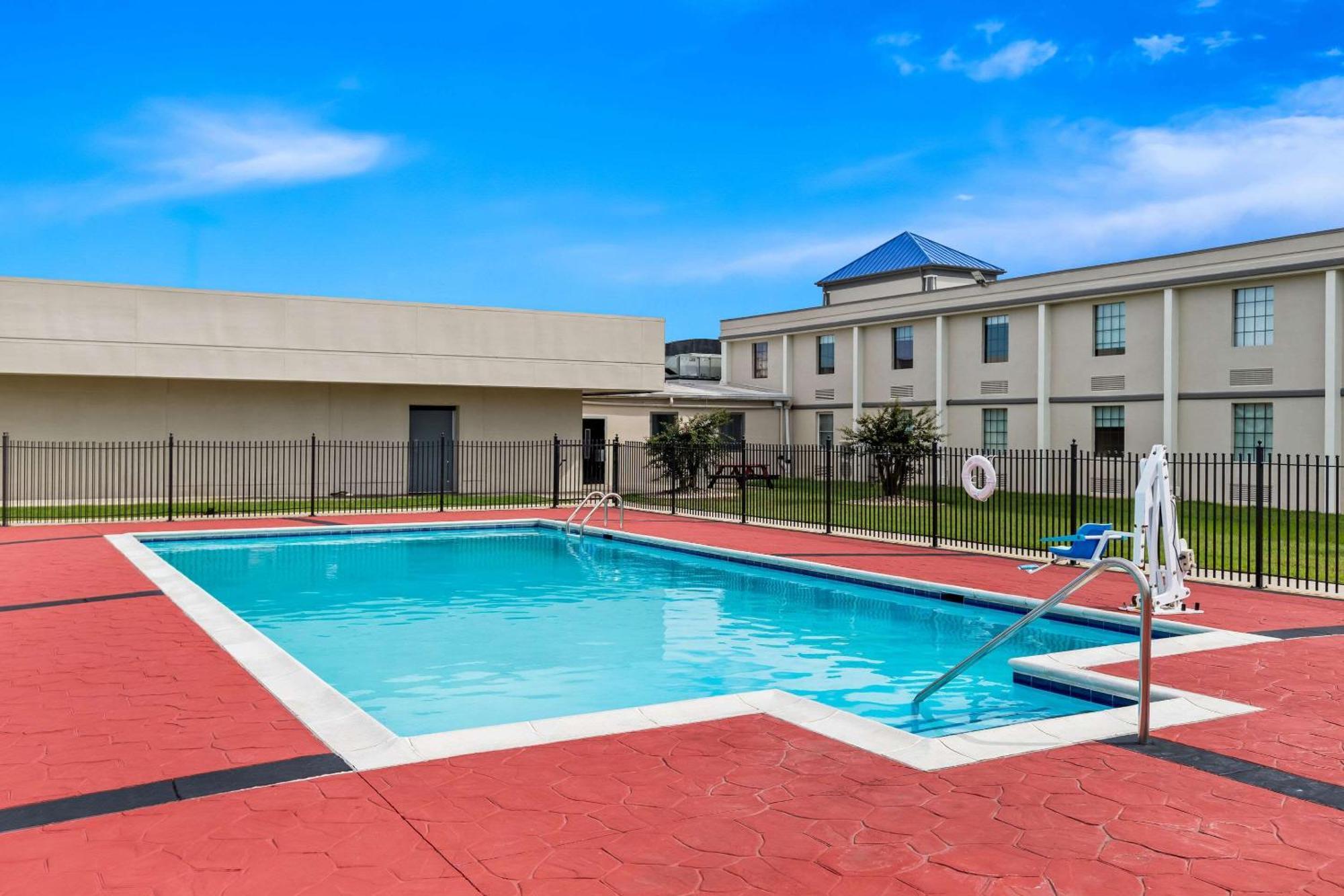 Suburban Studios Chester I-95 Bagian luar foto